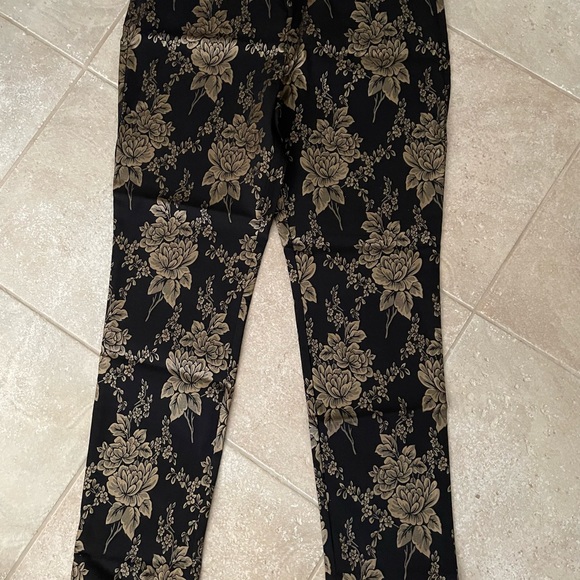 NWT CHICOS JULIET SLIM FIT BRIDGETTE BLACK BRONZE DAMASK FLORAL PANTS SZ 1.5R - Picture 2 of 4